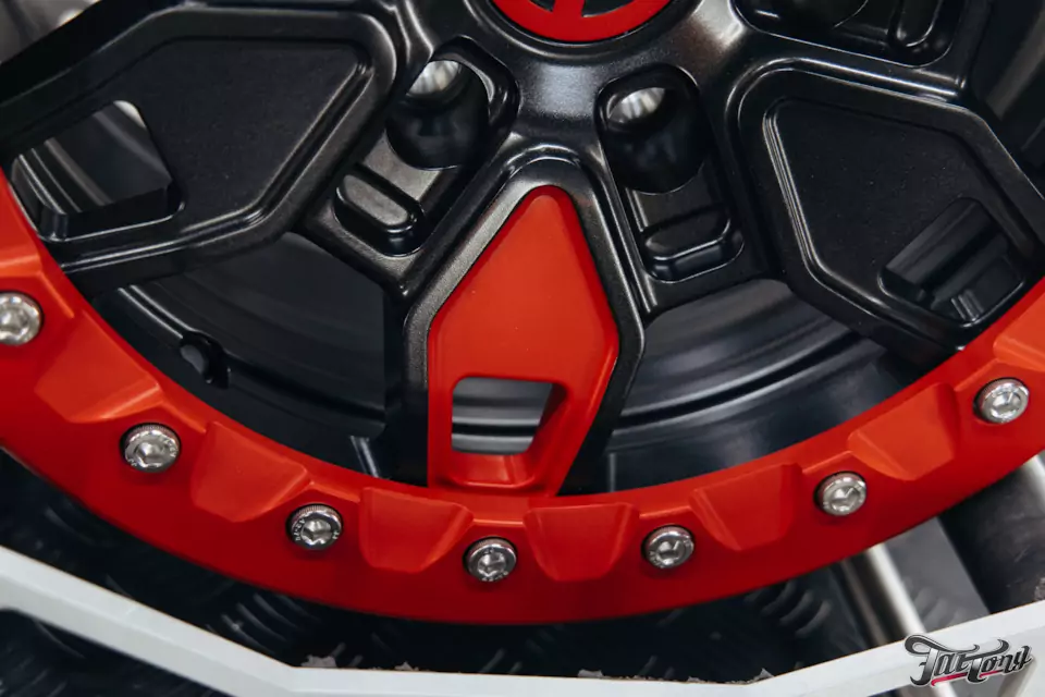 Кованый стиль для бездорожья. Новые диски для CAN-AM Maverick R X RS и фирменный шиномонтаж на стендах Hunter